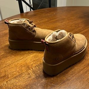 Like new - ugg neumel heritage platform.